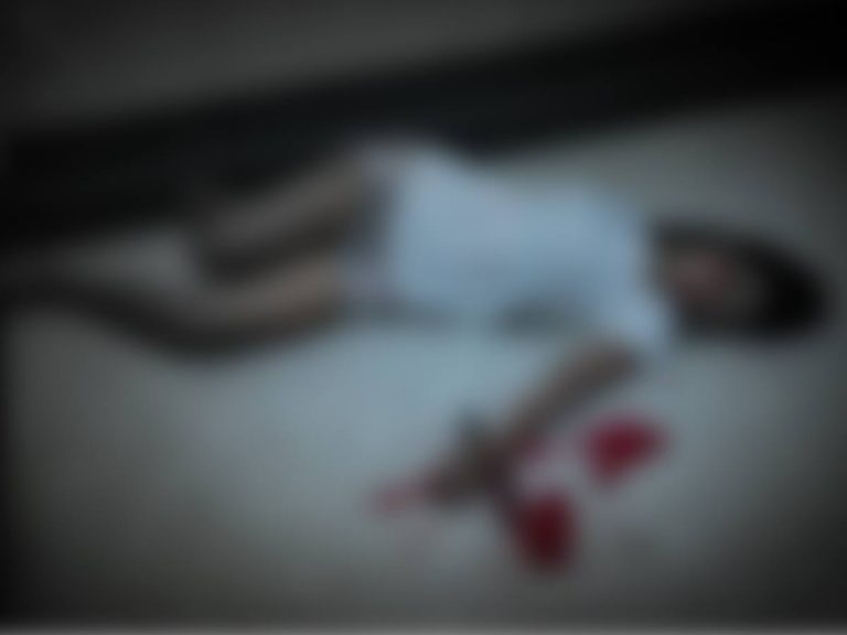 నైట్ షిఫ్ట్ కి వెళ్లిన భర్త.. తెల్లారి వచ్చేసరికి ఇంట్లో నగ్నంగా భార్య