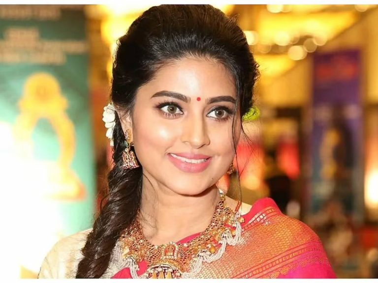 పోలీస్ స్టేషన్ లో నటి స్నేహ.. మోసం చేశారంటూ ఫిర్యాదు