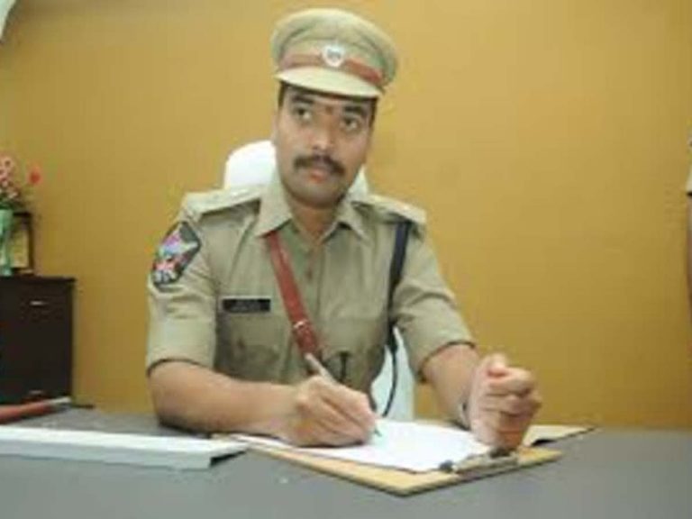 మహిళా మావోయిస్టుల లొంగుబాటు