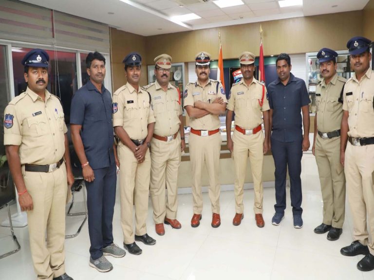 చోరీ కేసును ఛేదించిన సిబ్బందికి రివార్డులు: సీపీ స్టీఫెన్‌ రవీంద్రా