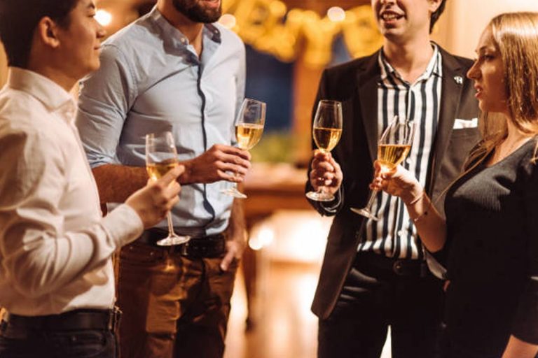 స్నేహితుల ముందు ఆ పని చేసిన భార్య.. తట్టుకోలేని భర్త ఏం చేశాడంటే..?