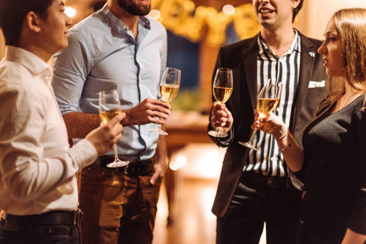 స్నేహితుల ముందు ఆ పని చేసిన భార్య.. తట్టుకోలేని భర్త ఏం చేశాడంటే..?