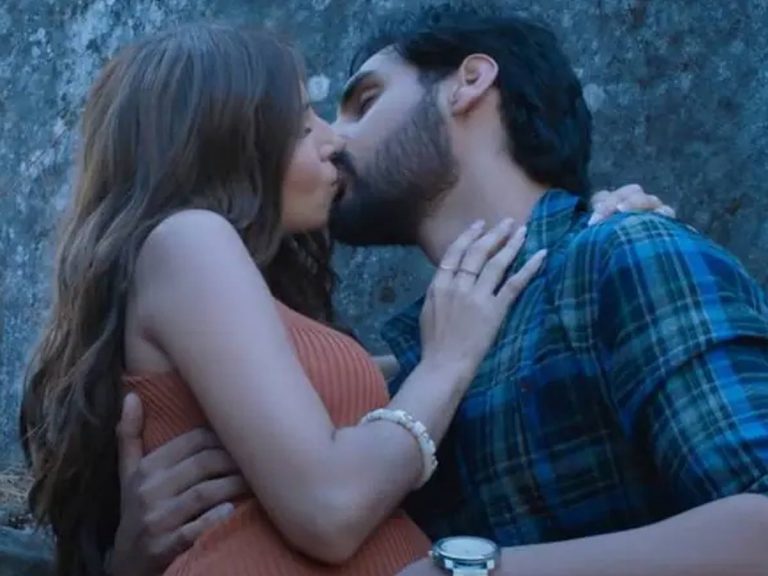 ఆమె పెదవులపై ముద్దు పెట్టాలంటే వణికిపోయేవాడిని- స్టార్ హీరో