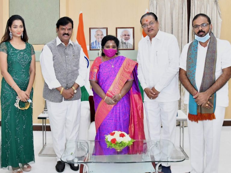 గ‌వ‌ర్న‌ర్ త‌మిళిసై ను కలిసిన టి.ఎఫ్.సి.సి. ఛైర్మ‌న్‌!