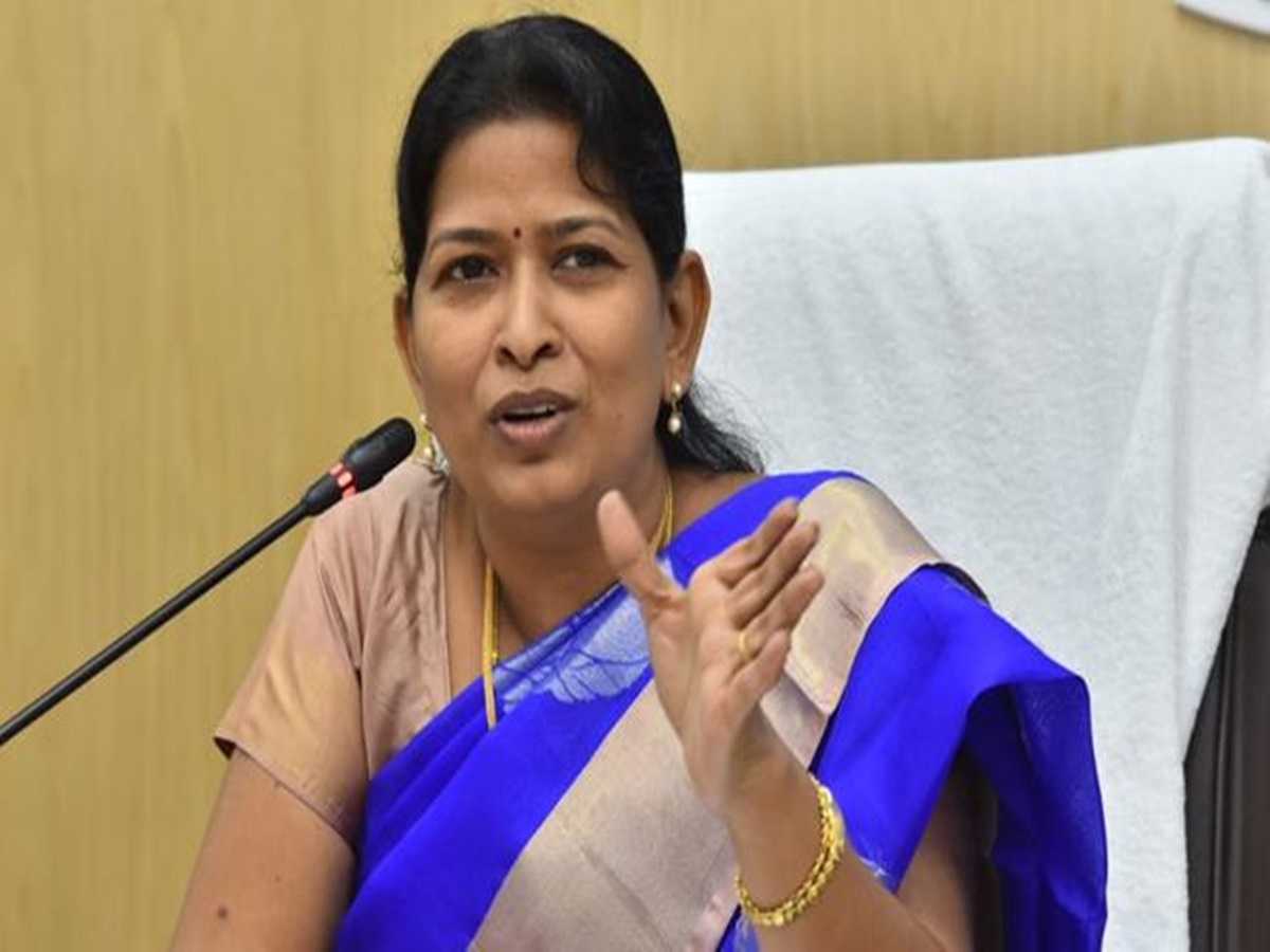 భూవివాదంలో చిక్కుకున్న వైసీపీ మహిళా మంత్రి