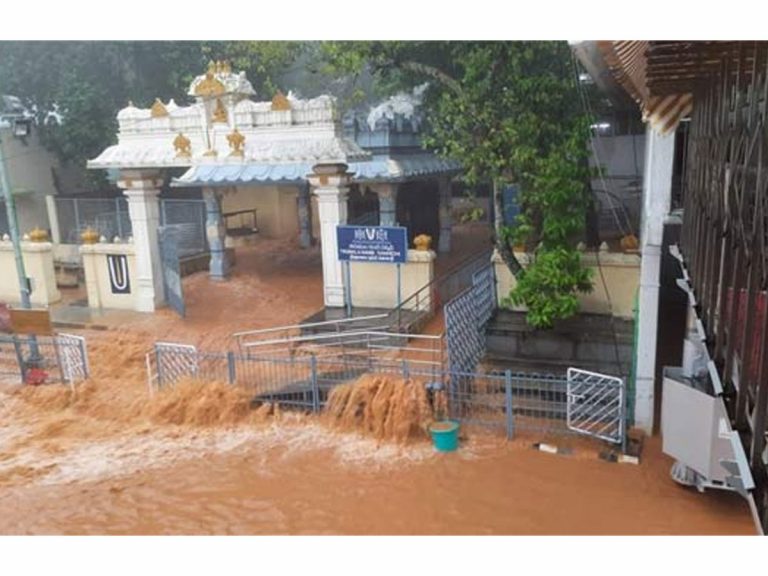 తిరుప‌తిలో మళ్లీ భారీ వ‌ర్షం.. కాల‌నీలు జ‌ల‌దిగ్బంధం