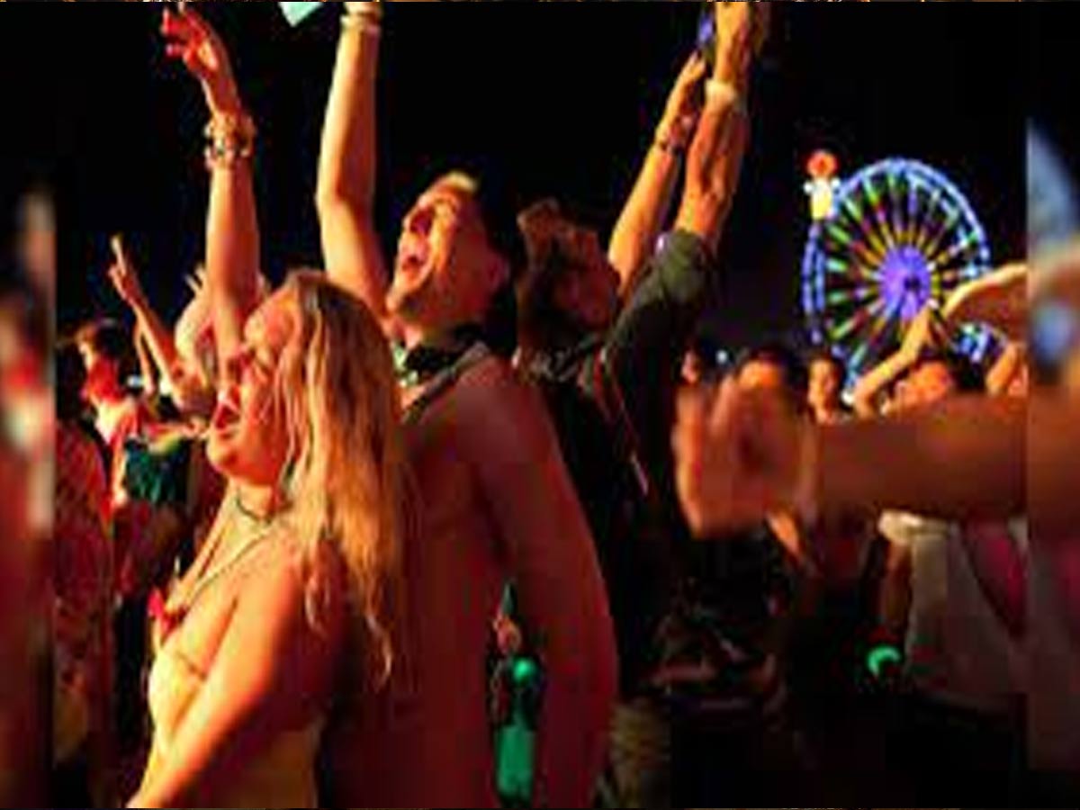 బర్త్ డే పార్టీ.. నగ్నంగా చిందులు.. చివరికి ట్విస్ట్ తెలిస్తే ఫీజులు ఎగిరిపోతాయ్