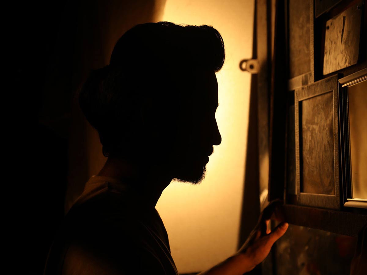 అర్ధరాత్రి గదిలో ఆ పని చేసిన బాలుడు.. షాక్ లో కుటుంబ సభ్యులు