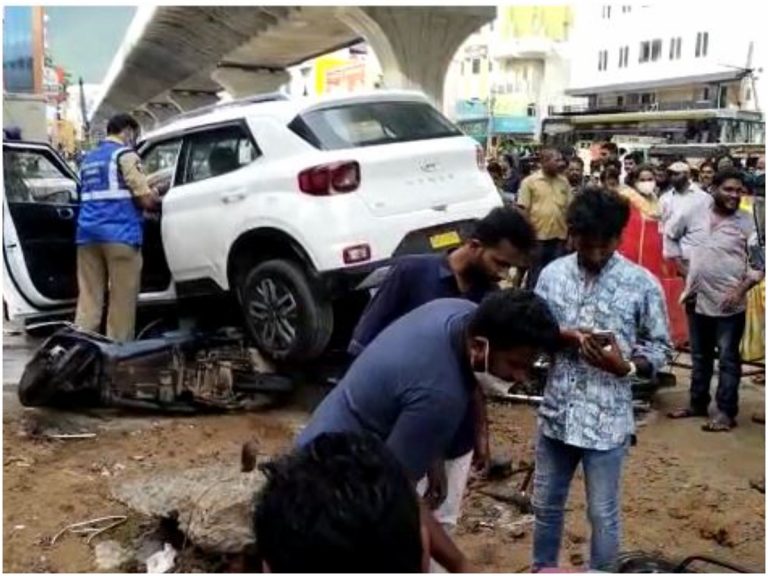 తిరుపతిలో అదుపు తప్పిన కారు.. బైక్ లు ధ్వంసం