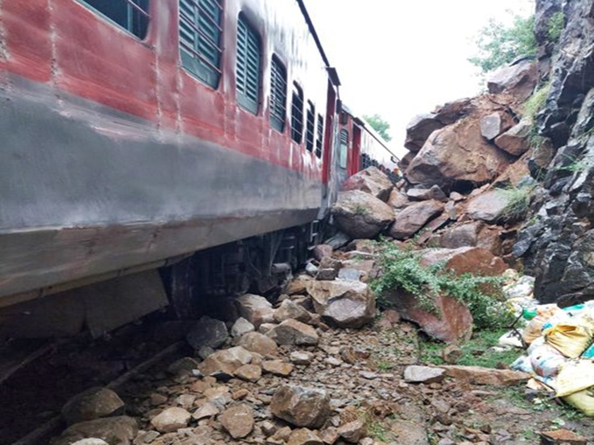 పట్టాలు తప్పిన ఎక్స్‌ప్రెస్.. రైలులో 2,348 మంది ప్యాసింజర్లు