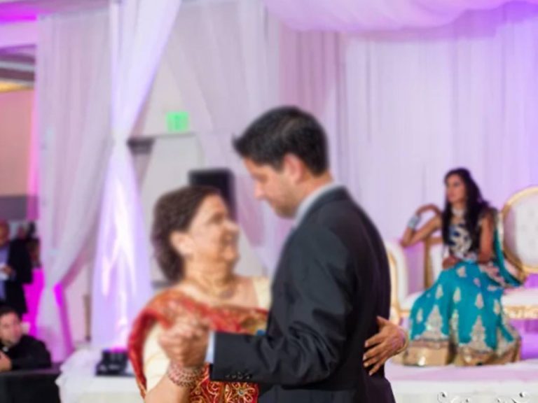 అల్లుడి ప్రేమలో పడిన అత్త.. కూతురు పెళ్లిలోనే అలా చేసి