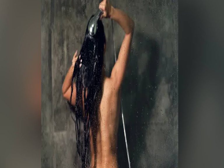 బాత్రూమ్ లో స్నానం చేస్తున్న మహిళ.. షవర్ కింద అది కనిపించడంతో..