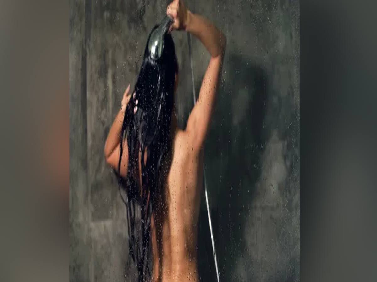 బాత్రూమ్ లో స్నానం చేస్తున్న మహిళ.. షవర్ కింద అది కనిపించడంతో..