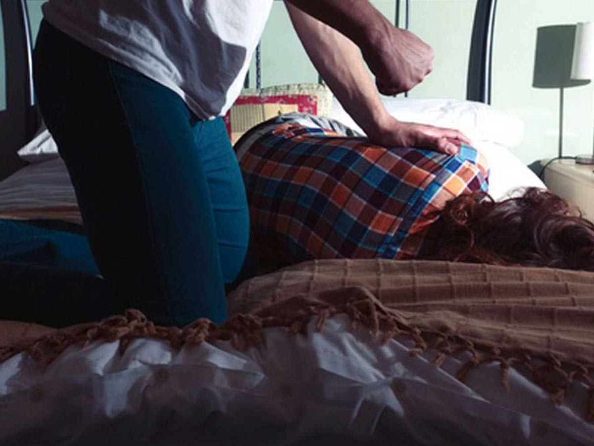 అర్ధరాత్రి కోడలి గదికి వెళ్లిన మామ.. కొడుకు లేని లోటు తీరుస్తానంటూ