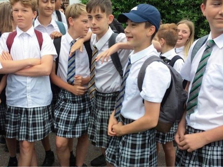 స్కూల్ కి స్కర్ట్ తో వచ్చిన బాలుడు.. మిగతా విద్యార్థులు ఏం చేశారంటే ..?