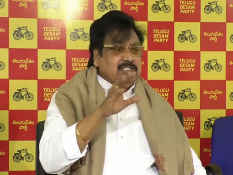 Varla Ramaiah: జగన్ తన పార్టీని ఒక ‘ప్రైవేట్ లిమిటెడ్ కంపెనీ’గా  నడుపుతున్నాడు..