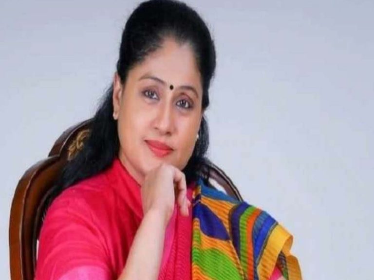 కేసీఆర్‌ సర్కార్‌ పూటకో నాటకం: విజయశాంతి