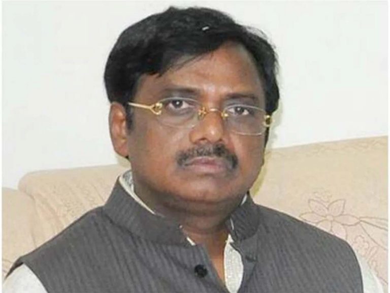 కొత్త పార్టీ పెట్టకండి… బీజేపీలోకి రండని ఈటలను ఒప్పించాను: వివేక్