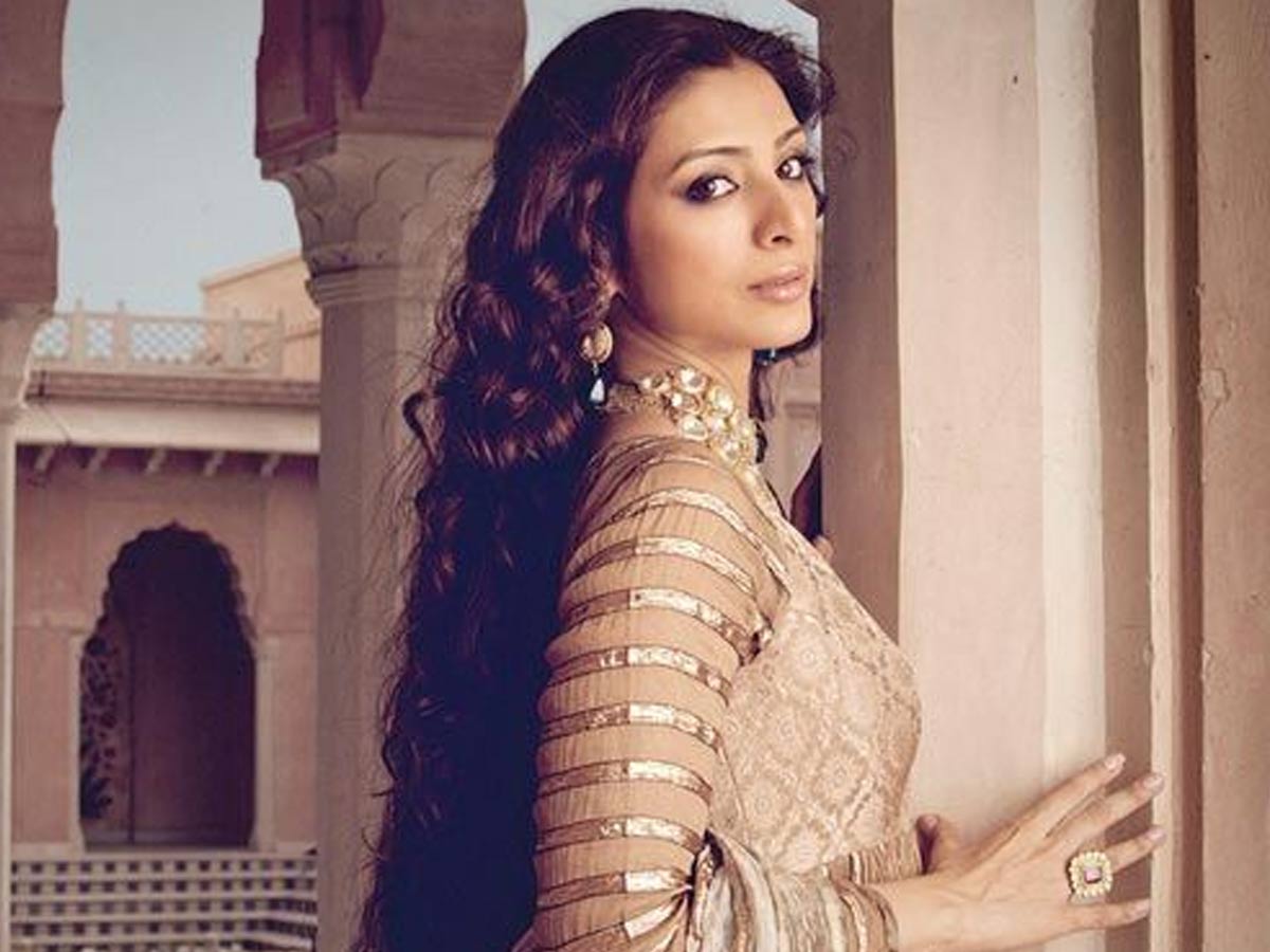 నేను పెళ్లిచేసుకోకపోవడానికి కారణం ఆ హీరోనే.. టబు సంచలన వ్యాఖ్యలు