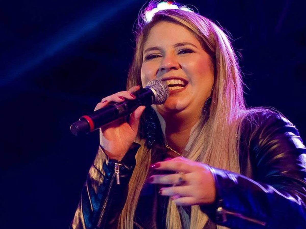 విమాన ప్రమాదంలో స్టార్ సింగర్ దుర్మరణం..