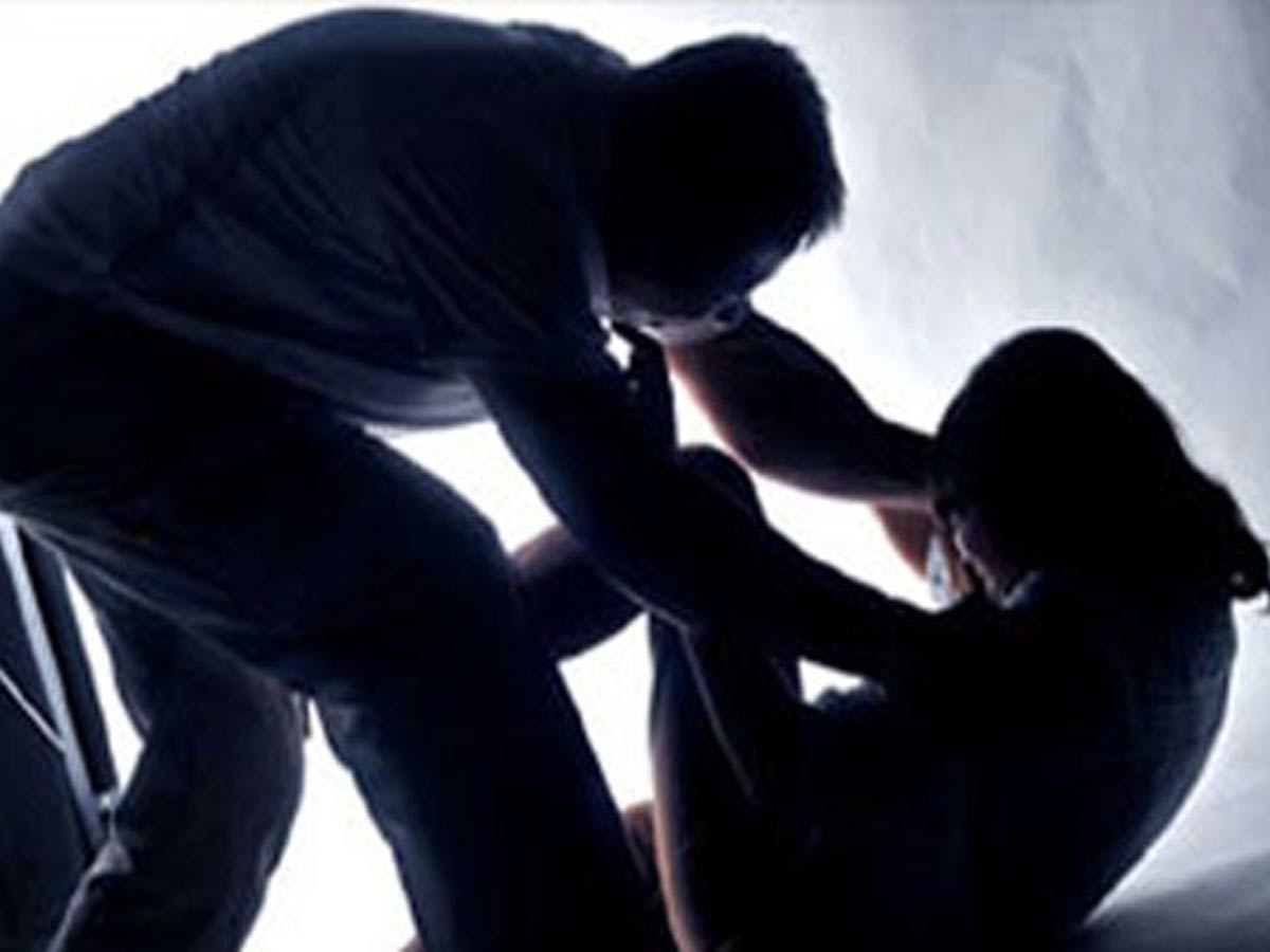 కొడుకు కోసం ఇంటికి వెళ్లిన బాలిక.. లోపలికి పిలిచి రేప్ చేసిన తండ్రి