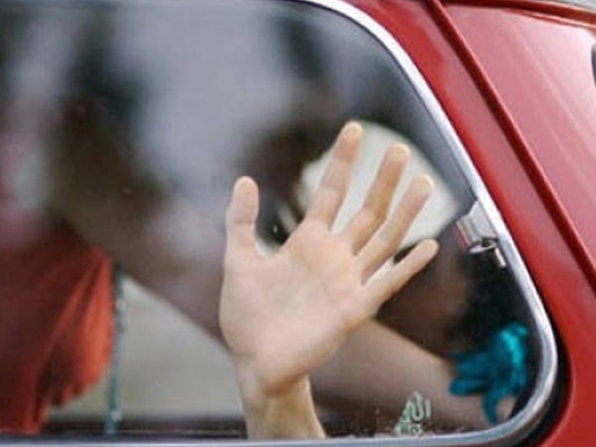 అర్ధరాత్రి అతడి కారు ఎక్కిన యువతి.. అది చూపించి ఆమెపై