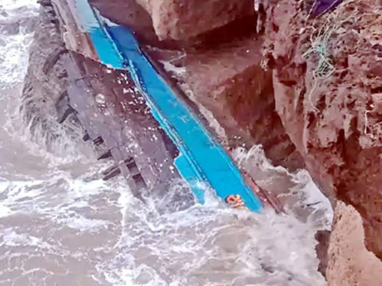 గుజ‌రాత్‌లో క‌డ‌లి క‌ల్లోలం… మునిగిపోయిన 12 బోట్లు…