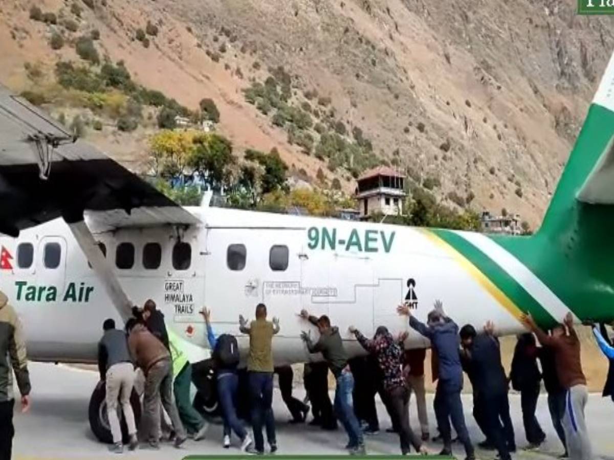 వైర‌ల్‌: ర‌న్‌వేపై విమానం పంక్చ‌ర్‌… ప్ర‌యాణికులంతా దిగి…