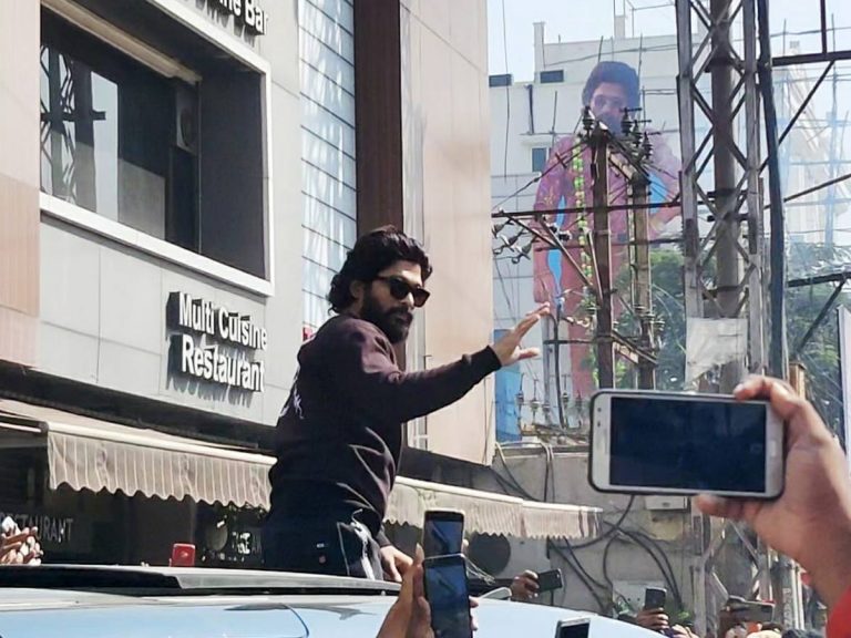 థియేటర్ లో అల్లు అర్జున్… పోటెత్తిన ఫ్యాన్స్