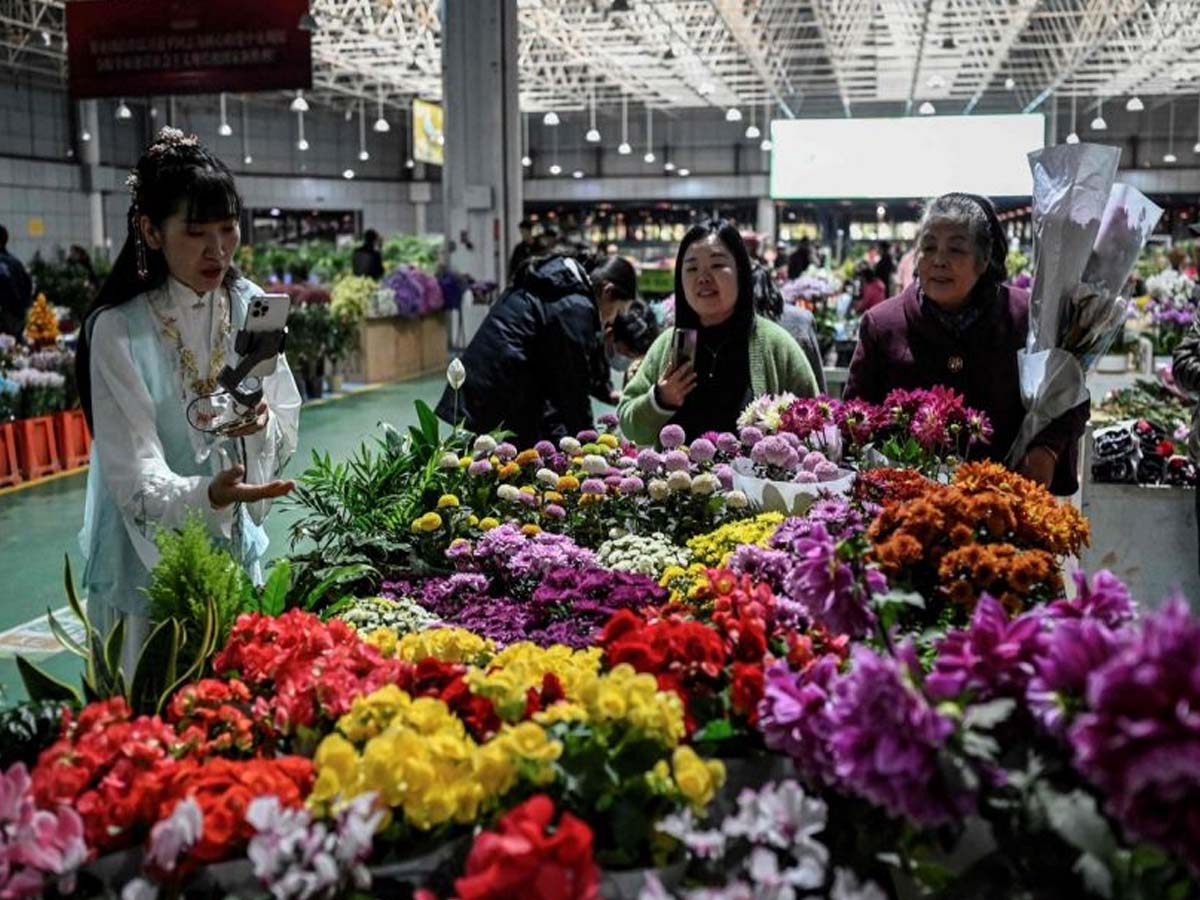 ఆ దేశానికి కాసులు కురిపిస్తున్న పూల వ్యాపారం…