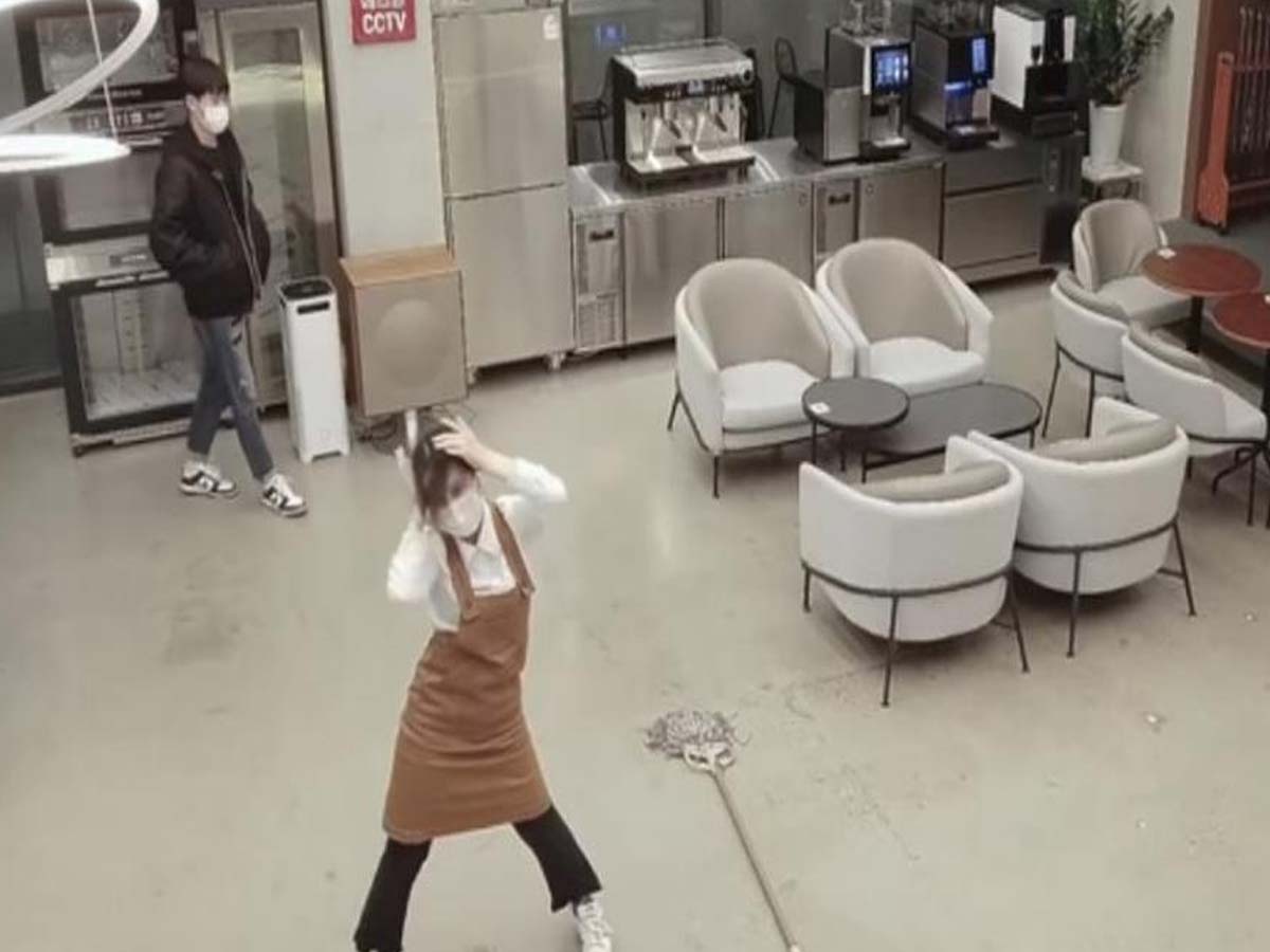 వైర‌ల్‌:  కేఫ్‌లో వ‌ర్క‌ర్ మాప్ డ్యాన్సింగ్‌… చివ‌ర్లో ట్వీస్ట్‌…