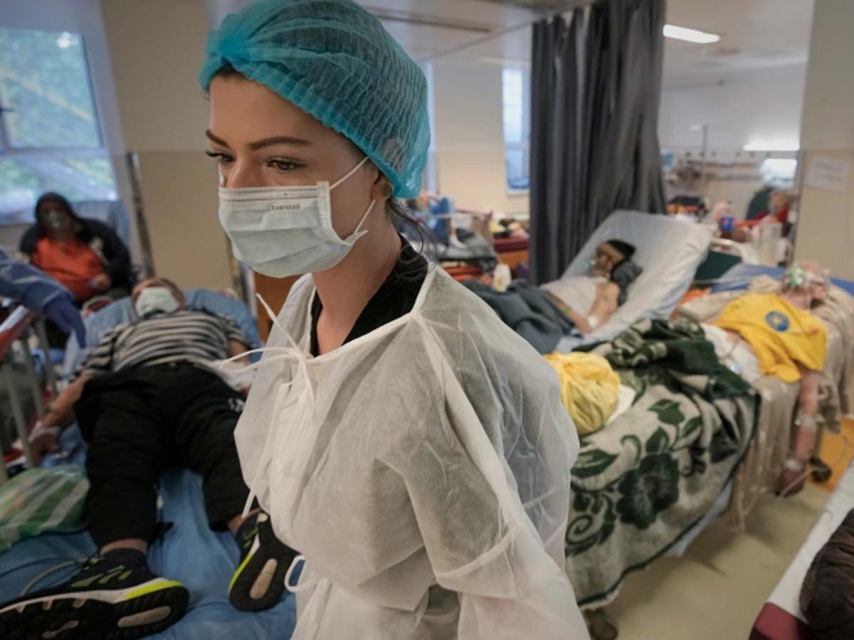 యూర‌ప్‌లో పెరుగుతున్న కేసులు… ఆసుప‌త్రుల వ‌ద్ద భారీ క్యూలు…