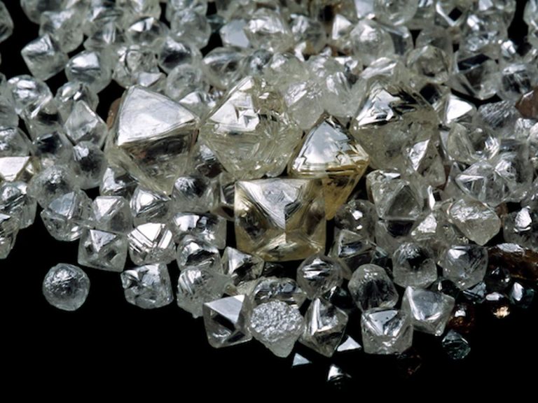 ఢిల్లీ ఎయిర్‌పోర్ట్‌లో భారీగా పట్టుబడ్డ వజ్రాలు..