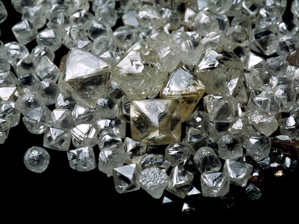 ఢిల్లీ ఎయిర్‌పోర్ట్‌లో భారీగా పట్టుబడ్డ వజ్రాలు..