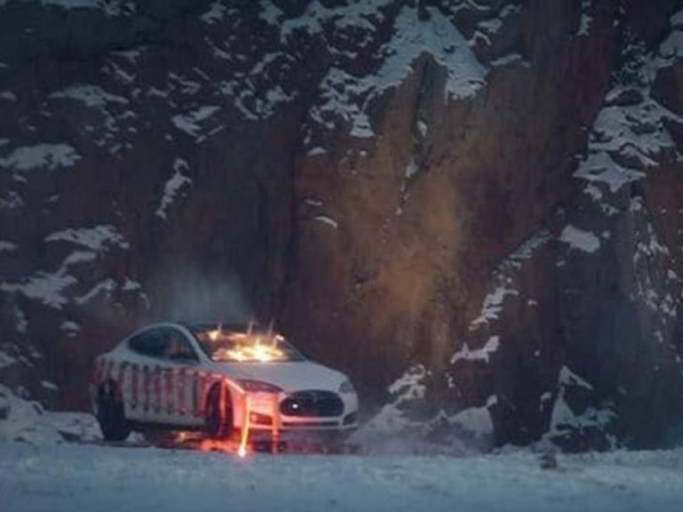 టెస్లా కారుపై ఆగ్ర‌హం… 30 కేజీల డైన‌మైట్‌తో…