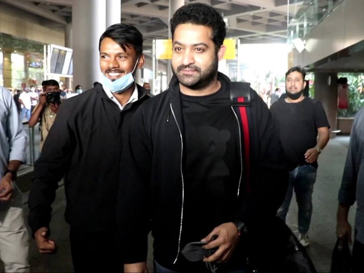 ముంబైలో వాలిపోయిన ఎన్టీఆర్… పిక్స్ వైరల్