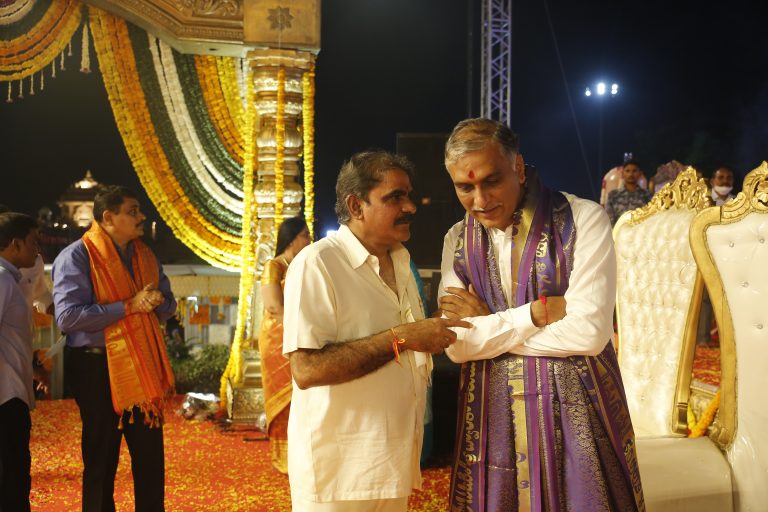 తెలంగాణ ఆర్థిక శాఖ మంత్రి హ‌రీష్ రావుని స‌త్క‌రించిన ఎన్టీవీ న‌రేంద్ర చౌద‌రి