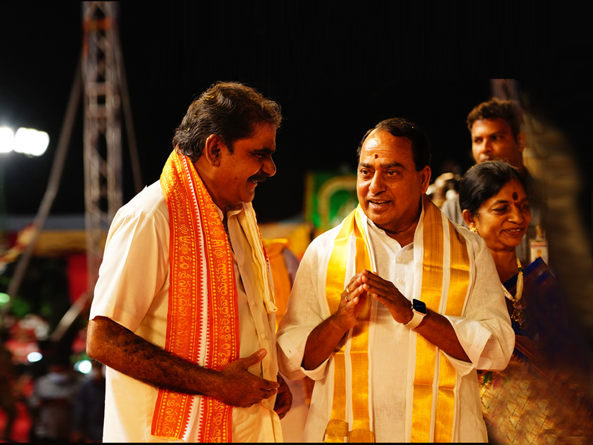 శ్రీ ప‌రిపూర్ణానంద‌గిరి స్వామి వారిని సత్క‌రించిన ఎన్టీవీ చైర్మ‌న్ న‌రేంద్ర చౌద‌రి