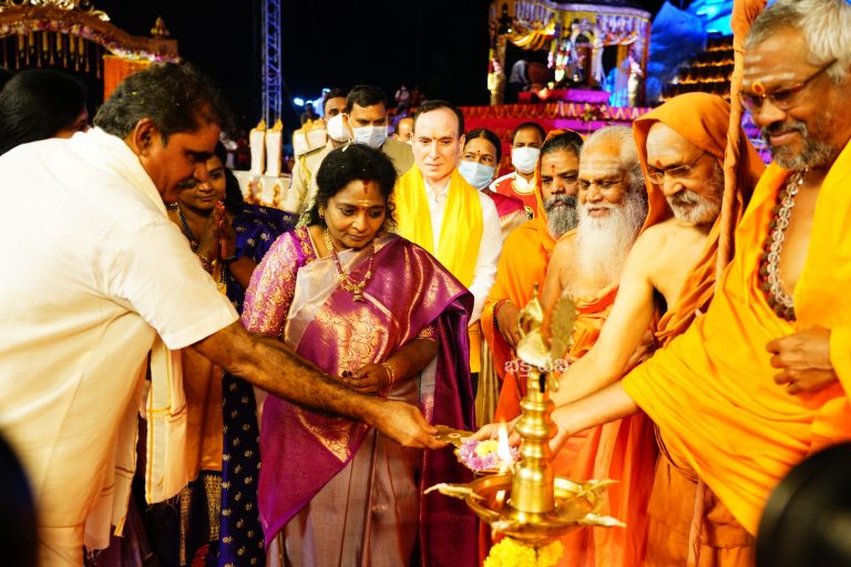 తెలంగాణ గ‌వ‌ర్న‌ర్ త‌మిళిసై కు గౌర‌వ సత్కారం చేసిన ఎన్టీవీ న‌రేంద్ర చౌద‌రి దంప‌తులు.!