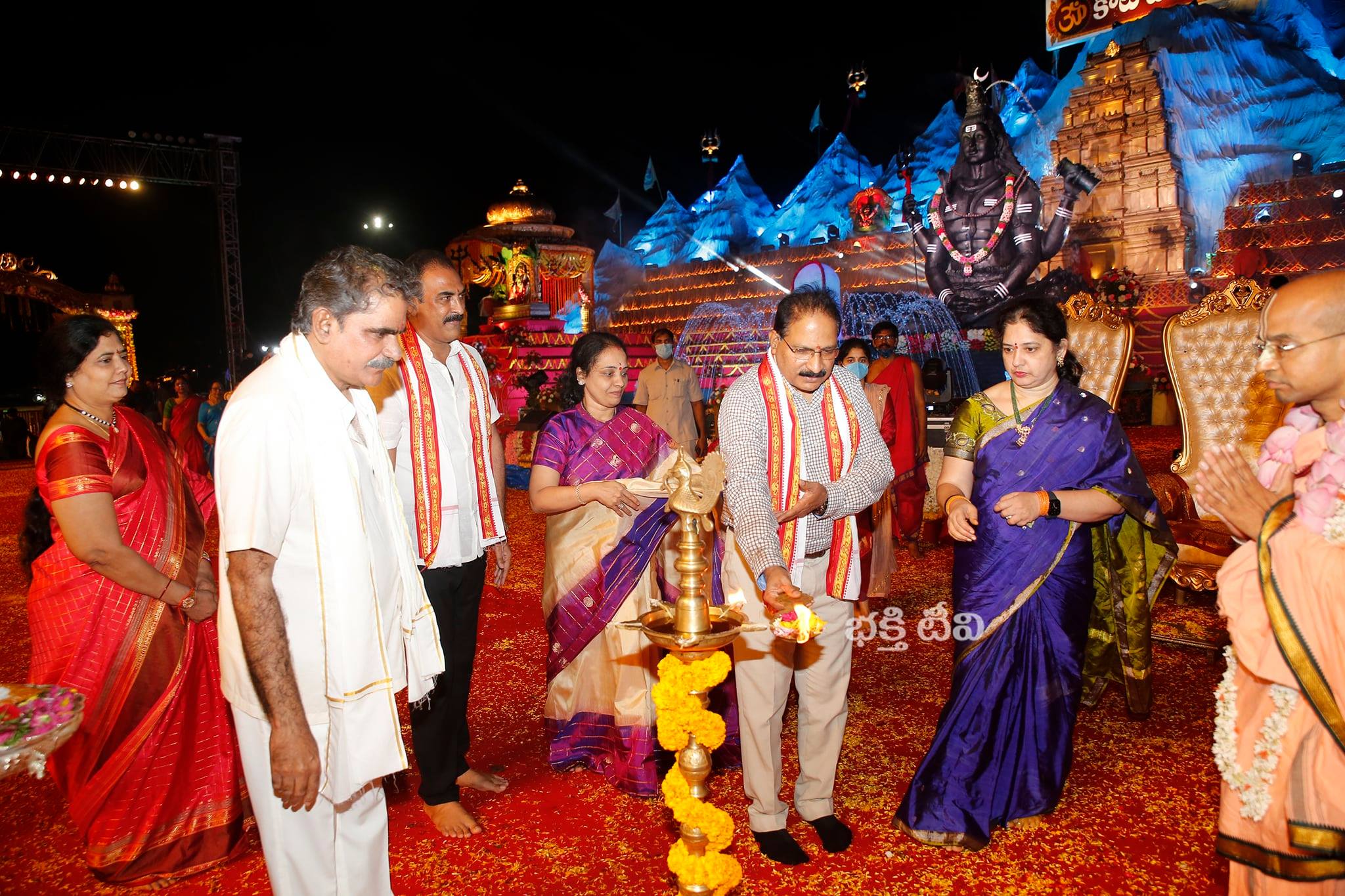 తెలంగాణ డీజీపీ మ‌హేంద‌ర్ రెడ్డిని సత్క‌రించిన ఎన్టీవీ న‌రేంద్ర చౌద‌రి