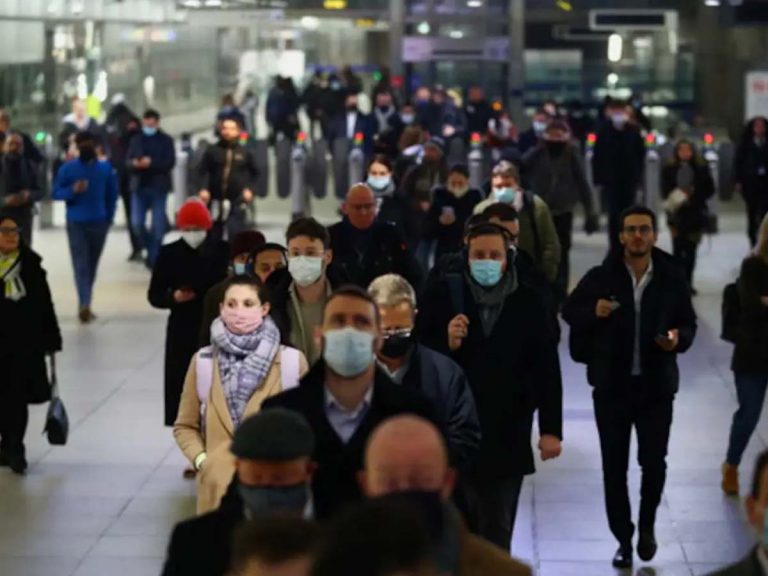 యూకేలో 1.30 ల‌క్ష‌ల కేసులు… కిట‌కిట‌లాడుతున్న ఆసుప‌త్రులు…