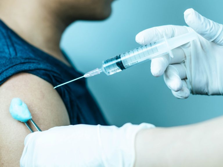 టీకా తీసుకుంటేనే సినిమా థియేట‌ర్‌లోకి అనుమ‌తి…