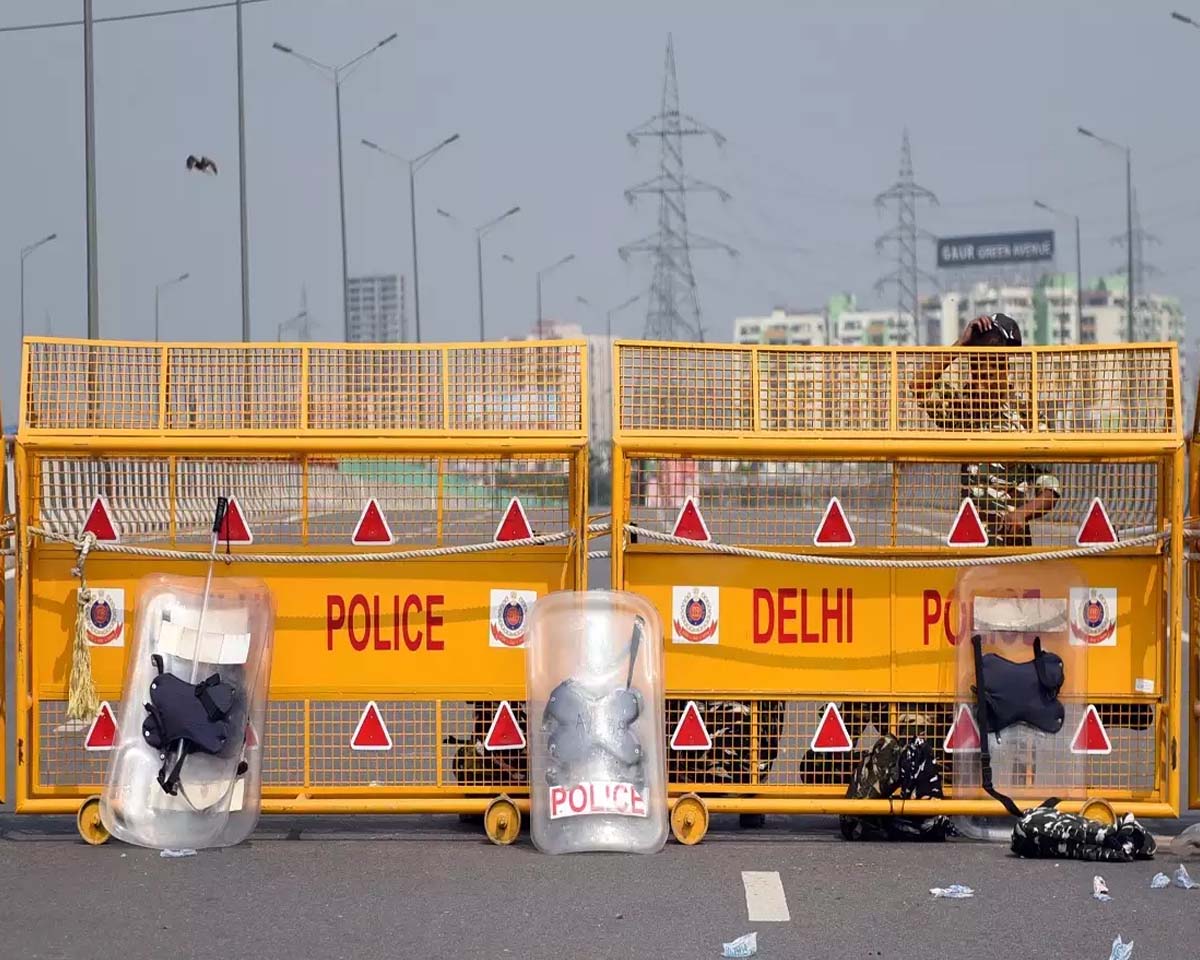 ఢిల్లీలో మ‌రిన్ని ఆంక్ష‌లు… ప్రార్థ‌నా మందిరాల్లోకి నో ఎంట్రీ…