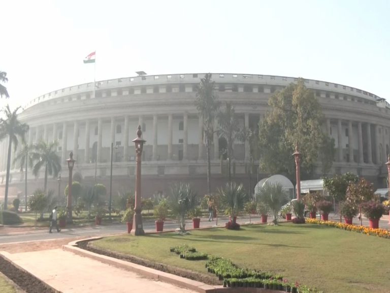 లోక్‌సభ ముందుకు ఓటరు కార్డు-ఆధార్‌ లింక్‌ బిల్లు.. విపక్షాల రియాక్షన్‌ ఇది..