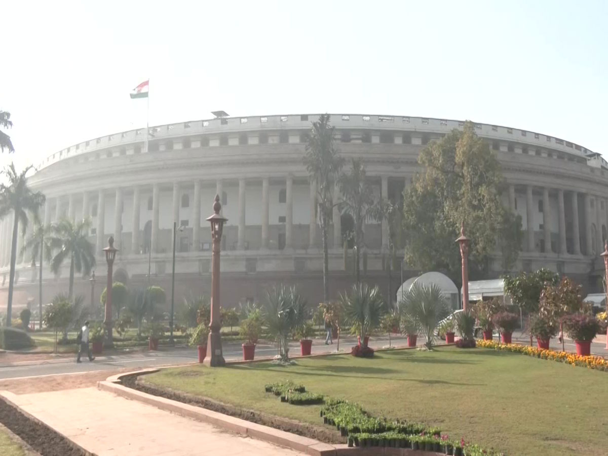 లోక్‌సభ ముందుకు ఓటరు కార్డు-ఆధార్‌ లింక్‌ బిల్లు.. విపక్షాల రియాక్షన్‌ ఇది..