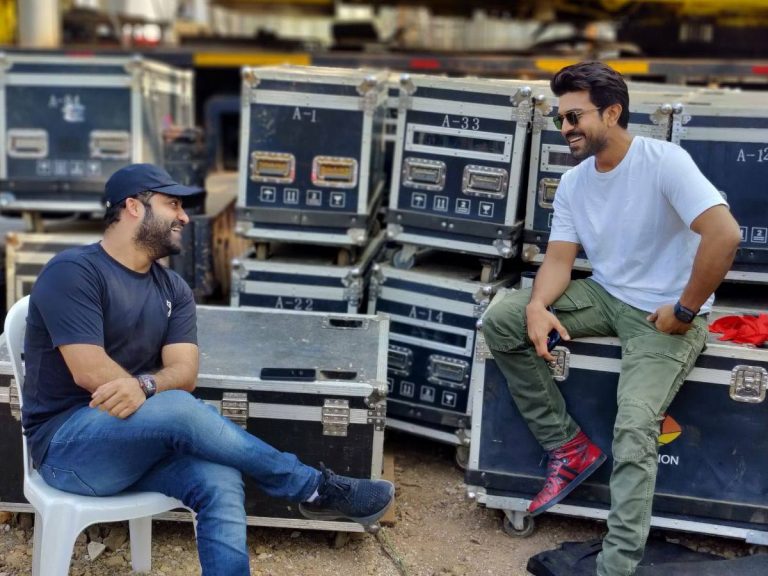 బ్యాక్ స్టేజ్ బ్రొమాన్స్… తారక్, చరణ్ పిక్ వైరల్