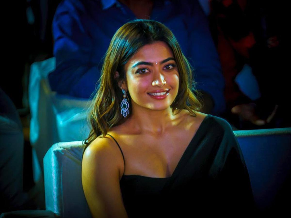 పిక్స్ : శారీలో రష్మిక బ్లాక్ మ్యాజిక్