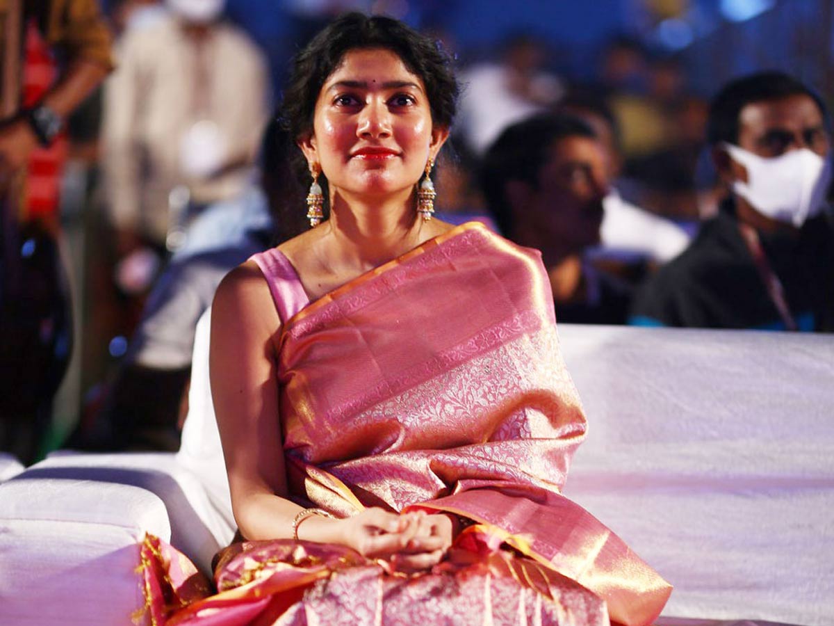 పింక్ శారీలో సాయి పల్లవి రాయల్ లుక్… పిక్స్ వైరల్