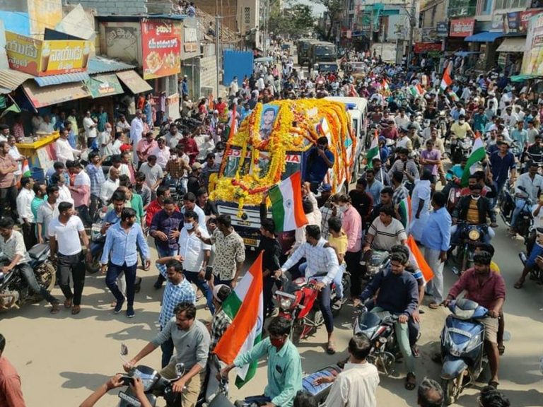 సైనిక లాంఛ‌నాల‌తో ముగిసిన సాయితేజ అంత్య‌క్రియ‌లు…