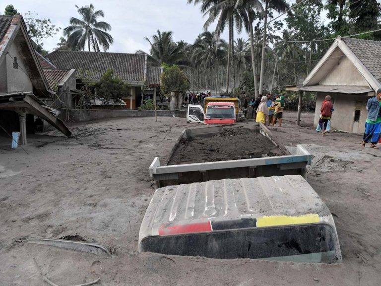 ఆ న‌ది మొత్తం బూడిద‌గా మారిపోయింది… ఎందుకో తెలుసా…!!